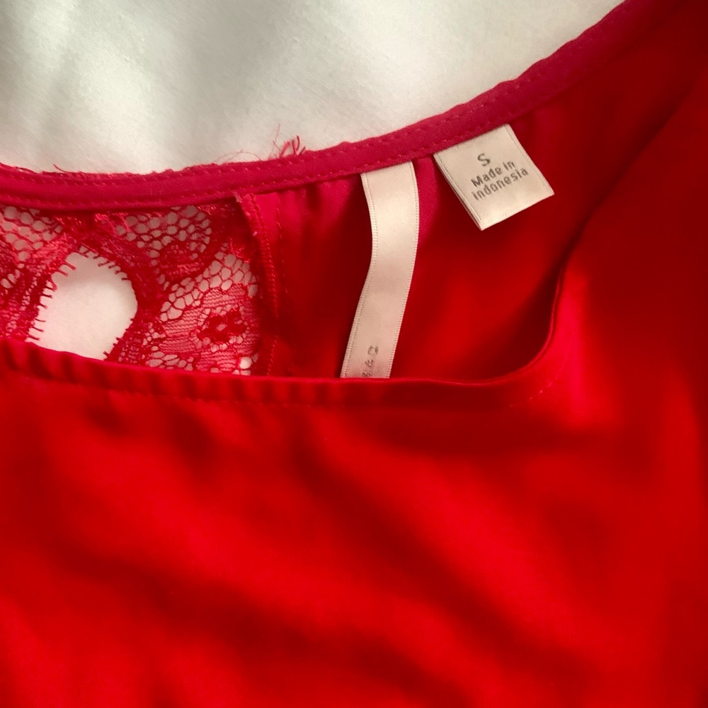 RED LACE TOP - Picture 3 of 3